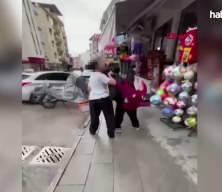 Isparta'da akran zorbalığı kamerada: Yere yatırdığı arkadaşının y&uuml;z&uuml;ne bastı  