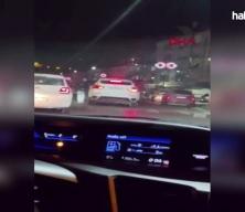 Sivas&rsquo;ta trafikte kavga: Otomobilin &uuml;zerine &ccedil;ıkıp zarar verdi