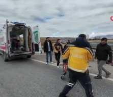 Karaman'da otomobil demir bariyere ok gibi saplandı: Karı koca &ouml;l&uuml;mden d&ouml;nd&uuml;