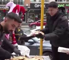 Lahmacun ustası "Ma&ccedil;ı kazanırsak bin lahmacun dağıtacağım" dedi, s&ouml;z&uuml;n&uuml; tuttu