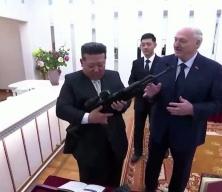 Lukaşenko'dan, Kim Jong-un'a t&uuml;fek hediyesi: "D&uuml;şmanlar ortaya &ccedil;ıkarsa diye"