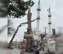 Malatya'da hasarlı cami kontroll&uuml; şekilde yıkıldı 