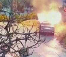 Park halindeki otomobili benzin d&ouml;k&uuml;p kundaklamak isterken kendini yaktı 