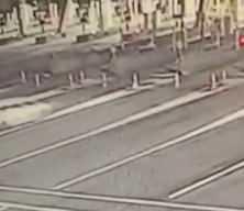 Pendik gişelerde otomobilin bariyerlere &ccedil;arptığı dehşet anları kameraya yansıdı