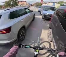 Bisikletli genci sıkıştıran s&uuml;r&uuml;c&uuml;ye 180 bin lira ceza kesildi