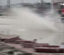 Yağmurlu yolda gizli tehlike: Su birikintisine dalan otomobil takla attı