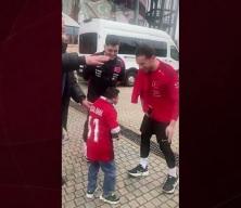 Milli Takım'a s&uuml;rpriz ziyaret! Sosyal medyada g&uuml;ndem oldu