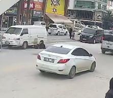 Ankara'da yolun karşısına ge&ccedil;meye &ccedil;alıştığı sırada otomobil &ccedil;arpan &ccedil;ocuk ağır yaralandı