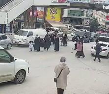 Ankara'da yolun karşısına ge&ccedil;meye &ccedil;alıştığı sırada otomobil &ccedil;arpan &ccedil;ocuk ağır yaralandı