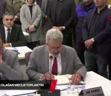 Bornova Belediyesi Meclisi'nde g&ouml;revi k&ouml;t&uuml;ye kullanma tartışması yaşandı