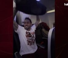 Hakan &Ccedil;alhanoğlu'ndan 'Bir oluruz yolunda' performansı