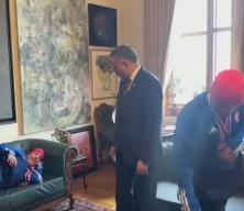 İ&ccedil;işleri Bakanı &Ccedil;ift&ccedil;i, şampiyon otizmli ikiz kayak&ccedil;ıları makamında kabul etti