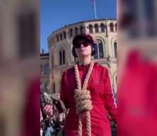 İsrail'in idam kararına urganlı tepki! Parlamento binasının &ouml;n&uuml;nde boynuna ge&ccedil;irdi