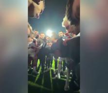 Kaptan t&uuml;m takımı orta sahaya topladı! Hakan &Ccedil;alhanoğlu'ndan tarihi konuşma