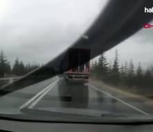 Kaygan yolda savrulan TIR dehşet sa&ccedil;tı! 1 &ouml;l&uuml;, 2 yaralı