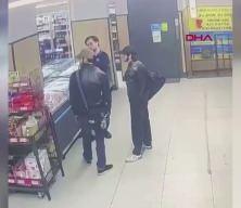 K&uuml;&ccedil;&uuml;k&ccedil;ekmece&rsquo;de kendilerinden ş&uuml;phelenen market &ccedil;alışanına yumruk atıp ka&ccedil;tılar 