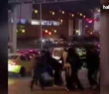 Liselilerin laf atma kavgası sokağı savaş alanına &ccedil;evirdi