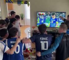 Bosna Hersek taraftarları, D&uuml;nya Kupası&rsquo;na gidecekleri penaltı &ouml;ncesinde tekbir getirdikleri anlar g&uuml;ndem oldu