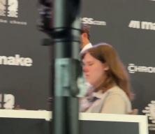 Magnus Carlsen rakibiyle &ouml;nce selfie &ccedil;ektirdi sonra şikayet etti