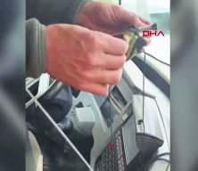 Otob&uuml;ste unutulan 600 bin liralık altın ve para &ccedil;antası sahibine teslim edildi