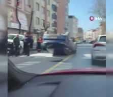 Otomobil park halindeki araca &ccedil;arpıp takla attı