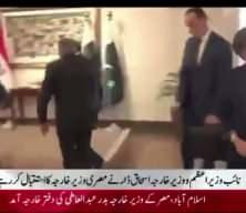 Pakistan'daki savaş zirvesinde Bakan'ın ayağı kayıp d&uuml;şt&uuml;