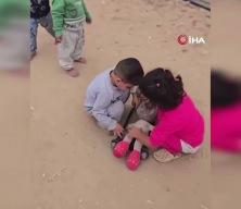  Sokakta saklamba&ccedil; oynamaları gerekiyordu: Gazzeli &ccedil;ocukların y&uuml;rek burkan cenaze oyunu