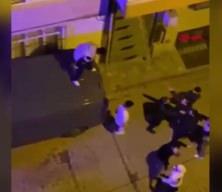 Sultangazi'de bir kişinin yaralandığı kavgadan kurtulmak i&ccedil;in minib&uuml;s&uuml;n &uuml;zerine &ccedil;ıktı