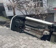 &Uuml;sk&uuml;dar&rsquo;da korku dolu anlar: Yol &ccedil;&ouml;kt&uuml;, ara&ccedil; i&ccedil;ine d&uuml;şt&uuml;