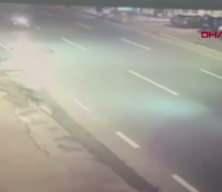 Yol kontrol&uuml; yapmayan s&uuml;r&uuml;c&uuml; motosikletli gencin &ouml;l&uuml;m&uuml;ne neden oldu feci anlar kameraya yansıdı