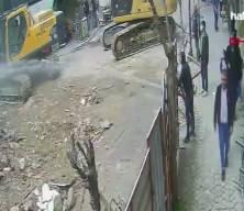 Zeytinburnu'nda inşaattan beton par&ccedil;ası d&uuml;şt&uuml;; 6 yaşındaki &ccedil;ocuk &ouml;ld&uuml;