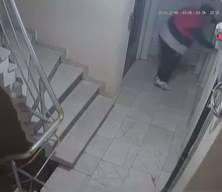 Esenyurt&rsquo;ta şaşkına &ccedil;eviren hırsız: Kapıyı a&ccedil;amayınca iğren&ccedil;lik yaptı