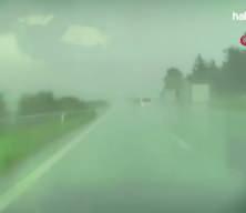 Adana gişelerinde bariyerlere &ccedil;arpan panelvan takla attı