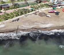 Alanya&rsquo;da sahildeki siyah tabaka &ouml;nce tedirgin etti, ger&ccedil;ek sonradan ortaya &ccedil;ıktı