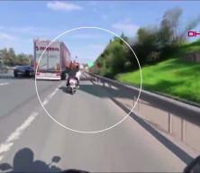 Ataşehir'de motosiklet &uuml;zerinde kadına şiddet! Gen&ccedil;lerin &ouml;l&uuml;mden d&ouml;nd&uuml;kleri anlar kameraya yansıdı