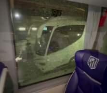 Atletico Madrid otob&uuml;s&uuml;ne taşlı saldırı