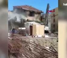 Avcılar'da kentsel d&ouml;n&uuml;ş&uuml;mdeki bina tek darbeyle saniyeler i&ccedil;inde yerle bir oldu