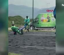 Bursa'da temizlik iş&ccedil;ilerinin tahterevalli molası g&uuml;l&uuml;msetti