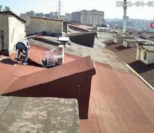 Esenyurt'ta &ccedil;atıya &ccedil;ıkarak hırsızlık yapan ş&uuml;pheliler mahalle sakinlerini şaşkına &ccedil;evirdi