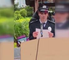 Diyarbakır'da vatandaşlar yağmurda ıslanan polislere şemsiye tuttu! O anlar kamerada