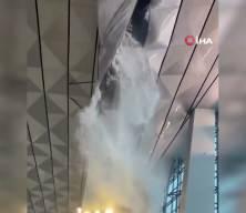 Endonezya'da şiddetli yağış havalimanının &ccedil;atısını &ccedil;&ouml;kertti