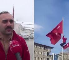 R&uuml;zgarda dolanan bayrağı d&uuml;zeltmek i&ccedil;in 15 metrelik direğe tırmanan &ccedil;alışan g&ouml;n&uuml;llerl fethetti
