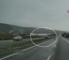 Eskişehir'de ters y&ouml;nde ilerleyen kamyonet kazaya davetiye &ccedil;ıkardı