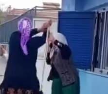 Iğdır'da okul bah&ccedil;esinde sopalı kavga: 2 kadın birbirine saldırdı