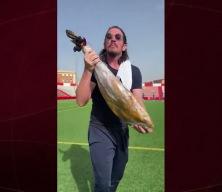 İspanya'da infial yaratan g&ouml;r&uuml;nt&uuml;ler!  Kul&uuml;p başkanı M&uuml;sl&uuml;man oyuncuları domuz etiyle kovaladı