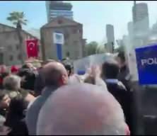 İzmir&rsquo;de tahliye provokasyonu: CHP&rsquo;lilerden polise k&uuml;f&uuml;r ve saldırı