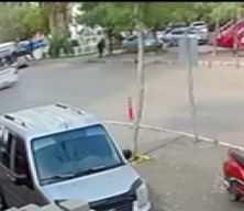 Kapısı a&ccedil;ık unutulan otob&uuml;sten yaşlı adam d&uuml;şt&uuml;! Korkun&ccedil; anlar g&uuml;venlik kamerasına yansıdı