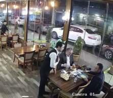 CHP'li meclis &uuml;yesi "Ben belediye başkan yardımcısıyım" diye &ccedil;ıkıştı: Garsonlar tarafından d&ouml;v&uuml;ld&uuml;