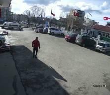 R&uuml;zg&acirc;rda dolanan bayrağı kurtarmak i&ccedil;in 15 metrelik direğe tırmandı