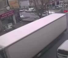 Şof&ouml;r&uuml;n &ccedil;aresiz koşuşu kamerada: Kayıp giden tır minib&uuml;se &ccedil;arptı